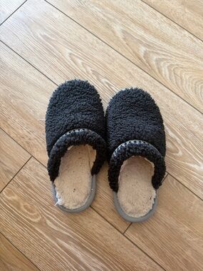 Black Sherpa Fuzzy Slip-On Slippers used